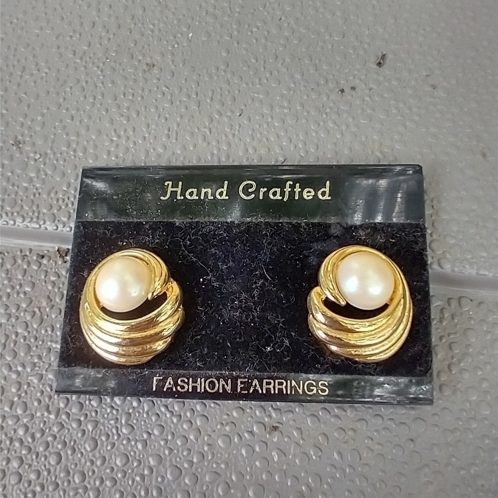 Women's faux pearl clip earrings. 1 inch long.